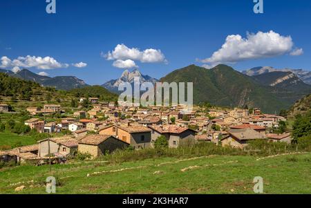 The town of Sant Julià de Cerdanyola with the Pedraforca mountain in the background (Berguedà, Catalonia, Spain, Pyrenees) Stock Photo