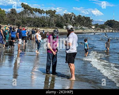 Goleta, CA, U.S.A. 26th Sep, 2022. Tashlich, which literally translates to 'casting off,'' is a ceremony performed on the afternoon of the first day of Rosh Hashanah. During this ceremony, Jews symbolically cast off the sins of the previous year by tossing pebbles or bread crumbs into flowing water. In Santa Barbara, September 26, 2022, hundreds of members representing every Jewish congregation in Santa Barbara (including seven rabbis, not pictured here) met at Goleta Beach, a long time tradition. to enact this ancient rite, eat honey-bread and apples, swim and schmooze with community Stock Photo