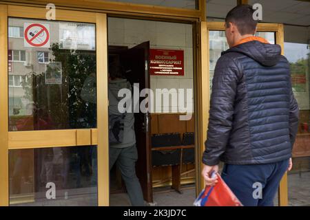 A man seen entering the military enlistment office during mobilization in Voronezh. On February 21, Russian President Vladimir Putin signed a decree on the so-called partial mobilization. According to this document, almost all men aged 18 to 65 can be called up for military service. Some of these people can be sent directly to the war with Ukraine. Along with protests against the mobilization, many Russian citizens greeted this decree with enthusiasm. In Voronezh, almost every day, groups of people gather in the military registration and enlistment offices, ready to go to serve. In the milita Stock Photo
