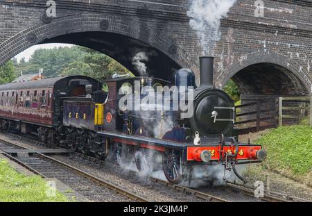 Steam locomotive GER Y14 0-6-0 – 564 pulling a train of BR Mk 1 coaches out of Weybourne station on the North Norfolk Railway Stock Photo