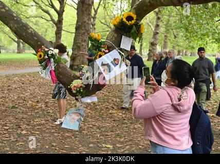 Following the death of HM Queen Elizabeth II on 8 September 2022 many people laid floral tributes. These examples were laid in Green Park, London. Stock Photo