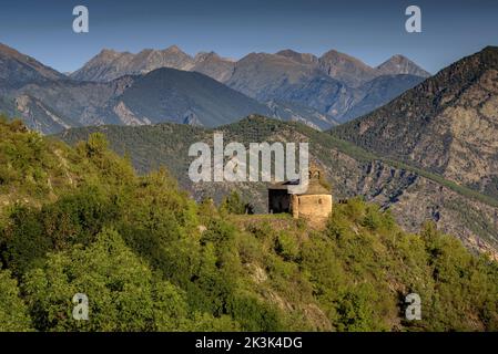 Romanesque church of Santa Eulàlia de Alendo, in the Alt Pirineu natural park, with the mountains of the Aigüestortes i Estany de Sant Maurici Park Stock Photo