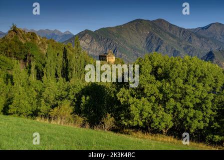 Romanesque church of Santa Eulàlia de Alendo, in the Alt Pirineu natural park, with the mountains of the Aigüestortes i Estany de Sant Maurici Park Stock Photo