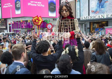 Little Amal here meeting high school students and all people in Times Square in NYC, spreading her measage of care for all refugees, immigrants and marginalised people.        Little Amal is the giant puppet of a 10 year old Syrian refugee girl, who has travelled over 9,000km with her message of hope and solidarity for displaced people everywhere.  From September 14 – October 2 Little Amal Walks NYC in partnership with St. Ann’s Warehouse. She will explore all five boroughs of New York City, meeting artists, civic leaders, community groups, and young New Yorkers of all backgrounds. Stock Photo