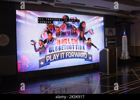 New York, USA. 27th Sep, 2022. Atmosphere during the Harlem Globetrotters' visit to the Empire State Building to promote their new show 'Harlem Globetrotter: Play it Forward' in New York, NY on September 27, 2022. (Photo by Efren Landaos/Sipa USA) Credit: Sipa USA/Alamy Live News Stock Photo