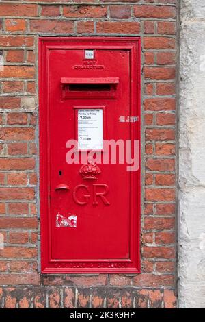 Windsor, Berkshire, UK. 27th September, 2022. A GR post box in Windsor. King Charles III has released details of his new CR III monogram that be used on any new post boxes going forward. Credit: Maureen McLean/Alamy Live News Stock Photo