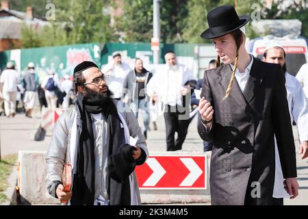 Uman, Ukraine. 26th Sep, 2022. Ultra-Orthodox Jewish pilgrims are seen during the celebration of the Rosh Hashanah holiday, the Jewish New Year in Uman. Every year, thousands of Orthodox Bratslav Hasidic Jews from different countries gather in Uman to mark Rosh Hashanah, Jewish New Year, near the tomb of Rabbi Nachman, a great-grandson of the founder of Hasidism. Credit: SOPA Images Limited/Alamy Live News Stock Photo