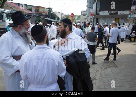 Uman, Ukraine. 26th Sep, 2022. Ultra-Orthodox Jewish pilgrims are seen during the celebration of the Rosh Hashanah holiday, the Jewish New Year in Uman. Every year, thousands of Orthodox Bratslav Hasidic Jews from different countries gather in Uman to mark Rosh Hashanah, Jewish New Year, near the tomb of Rabbi Nachman, a great-grandson of the founder of Hasidism. Credit: SOPA Images Limited/Alamy Live News Stock Photo
