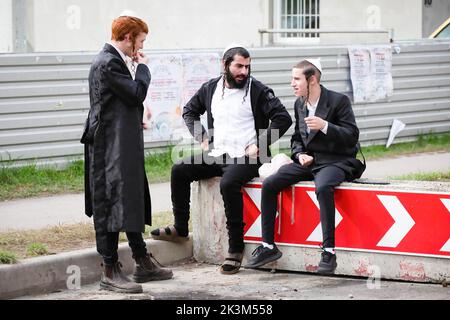 Uman, Ukraine. 26th Sep, 2022. Ultra-Orthodox Jewish pilgrims are seen during the celebration of the Rosh Hashanah holiday, the Jewish New Year in Uman. Every year, thousands of Orthodox Bratslav Hasidic Jews from different countries gather in Uman to mark Rosh Hashanah, Jewish New Year, near the tomb of Rabbi Nachman, a great-grandson of the founder of Hasidism. (Photo by Oleksii Chumachenko/SOPA Image/Sipa USA) Credit: Sipa USA/Alamy Live News Stock Photo