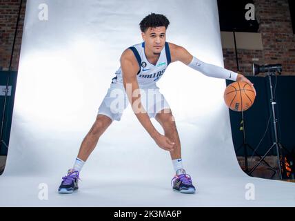 Dallas, TX, USA. 26th Sep, 2022. Dallas Mavericks guard Josh Green #8 poses during the Dallas Mavericks Media Day held at the American Airlines Center in Dallas, TX. Credit: csm/Alamy Live News Stock Photo