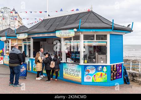 Ice Cream Parlour at the entrance to Llandudno Pier in Llandudno, North Wales, UK. Stock Photo