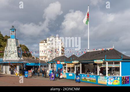 Entrance to the pier with the Grand Hotel visible in Llandudno, North Wales, Ireland. Stock Photo