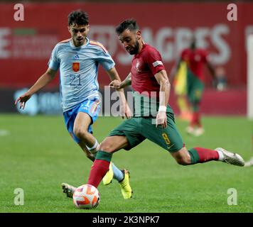 Lisbon, Portugal. 27th Sep, 2022. Bruno Fernandes (R) of Portugal vies with Pedri of Spain during the League A Group 2 match at the 2022 UEFA Nations League in Lisbon, Portugal, Sept. 27, 2022. Credit: Pedro Fiuza/Xinhua/Alamy Live News Stock Photo