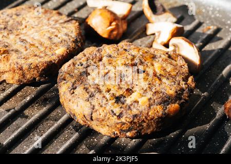 Vegener pilz-burger made from mushrooms on a grill pan Stock Photo