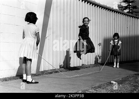 Jumping rope games Imágenes recortadas de stock - Alamy