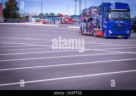 Rostock, Germany. 22nd Sep, 2022. An Autolink employee walks across one ...