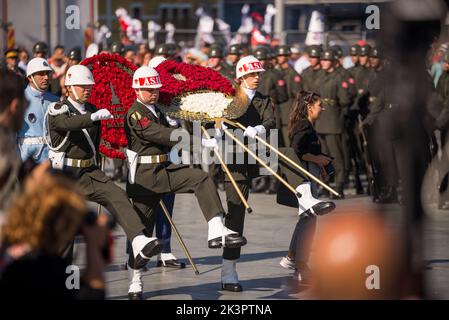 Izmir, Turkey - September 9, 2022: Soldiers carry wreaths to be placed on atatürk bust on the September 9 on the day of liberation Izmir city at Repub Stock Photo