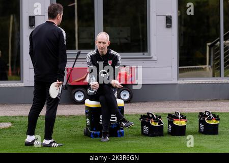 PONTYCLUN, WALES - 19 SEPTEMBER 2022: Wales’ Head of Performance Tony Strudwick and Wales’ Coach Alan Knill during a training session at the vale reso Stock Photo