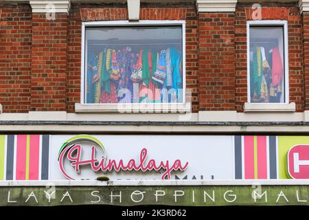 Himalaya Shopping Mall. Punjabi, Indian and Asian shops and people shopping in Southall High Street, Southall, West London, England, UK Stock Photo