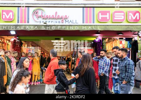 Himalaya Shopping Mall. Punjabi, Indian and Asian shops and people shopping in Southall High Street, Southall, West London, England, UK Stock Photo