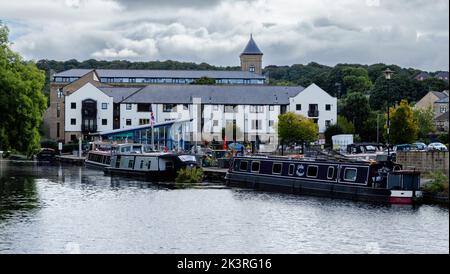 Canal boats (barges, narrowboats) on the Leeds Liverpool canal at Apperley Bridge in West Yorkshire. Stock Photo