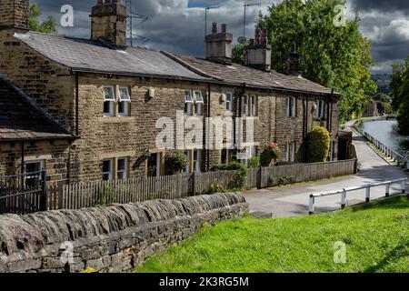 Dobson Lock Cottages next to the Leeds Liverpool Canal at Apperley Bridge, West Yorkshire. These former canal company cottages are Grade ll listed. Stock Photo