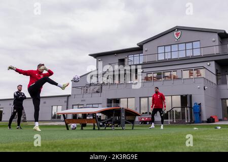 PONTYCLUN, WALES - 19 SEPTEMBER 2022: Wales' goalkeeper Tom King and Wales' goalkeeper Wayne Hennessey during a training session at the vale resort ah Stock Photo