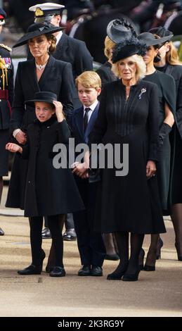 LONDON - SEPTEMBER 19: Catherine, Princess of Wales, Princess Charlotte, Prince George, Camilla, Queen Consort, Meghan, Duchess of Sussex at the State Funeral of Queen Elizabeth II on September 19, 2022.  Photo: David Levenson/Alamy Stock Photo