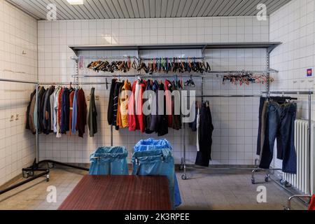 Berlin, Germany. 28th Sep, 2022. Clothing store in the emergency shelter of the Stadtmission. Credit: Carsten Koall/dpa/Alamy Live News Stock Photo