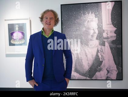 Royal sculptor Frances Segelman poses next to her sculpture of King ...