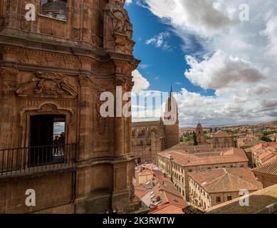 Vista panorámica desde una torre de la Clerecía  en Salamanca desde donde se ve parte de la otra torre y al fondo la ciudad con la catedral Stock Photo