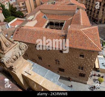 Vista de la Casa de las Conchas con su claustro desde lo alto de las torres de la Clerecía, Salamanca, España. Stock Photo
