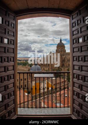 Vista de la Catedral de Salamanca a través de una puerta de madera abierta, desde lo alto de una de las torres de la Clerecía Stock Photo