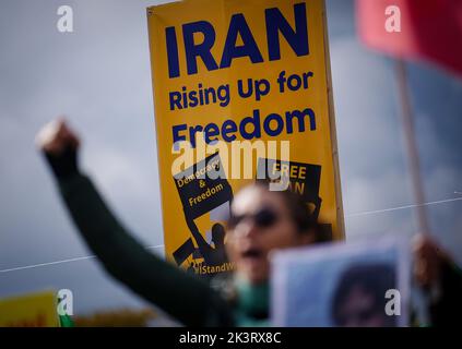 Berlin, Germany. 28th Sep, 2022. Participants demonstrate with placards for democracy and freedom in Iran on the Reichstagswiese. Credit: Kay Nietfeld/dpa/Alamy Live News Stock Photo