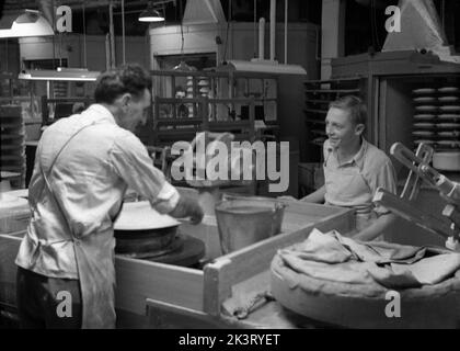 1950s, historical, two male potters working at Josiah Wedgwood & Sons Ltd of Barlaston, Stoke-on-Trent, England, UK. The business dates all the way back to 1759 when Josiah Wedgwood began as an independent potter in Burslem, Staffordshire. Stock Photo