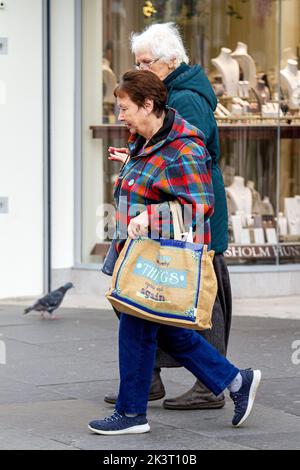 Dundee, Tayside, Scotland, UK. 28th September 2022. UK Weather: On this bright cold Autumn Day, temperatures in some parts of Northeast Scotland reached 14°C. In late September, local trendy women are out and about shopping in Dundee city centre, albeit cautiously due to the high cost of living. Credit: Dundee Photographics/Alamy Live News Stock Photo