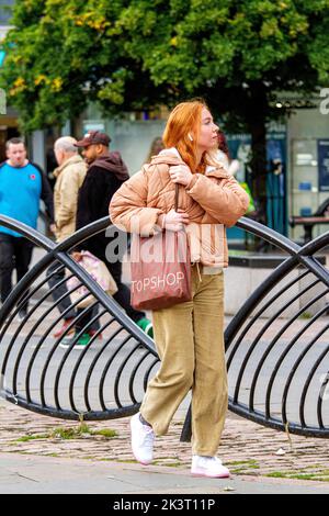 Dundee, Tayside, Scotland, UK. 28th September 2022. UK Weather: On this bright cold Autumn Day, temperatures in some parts of Northeast Scotland reached 14°C. In late September, local trendy women are out and about shopping in Dundee city centre, albeit cautiously due to the high cost of living. Credit: Dundee Photographics/Alamy Live News Stock Photo