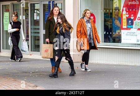 Dundee, Tayside, Scotland, UK. 28th September 2022. UK Weather: On this bright cold Autumn Day, temperatures in some parts of Northeast Scotland reached 14°C. In late September, local trendy women are out and about shopping in Dundee city centre, albeit cautiously due to the high cost of living. Credit: Dundee Photographics/Alamy Live News Stock Photo