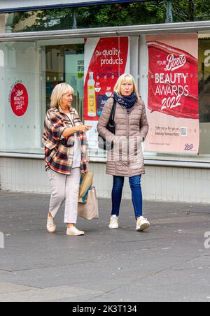 Dundee, Tayside, Scotland, UK. 28th September 2022. UK Weather: On this bright cold Autumn Day, temperatures in some parts of Northeast Scotland reached 14°C. In late September, local trendy women are out and about shopping in Dundee city centre, albeit cautiously due to the high cost of living. Credit: Dundee Photographics/Alamy Live News Stock Photo