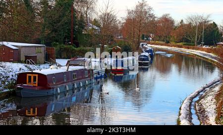 Icy and snowy day on the Bridgewater Canal,with barges & boats, near Stanny Lunt Bridge, Grappenhall, South Warrington, Cheshire, England, UK, WA4 3EL Stock Photo