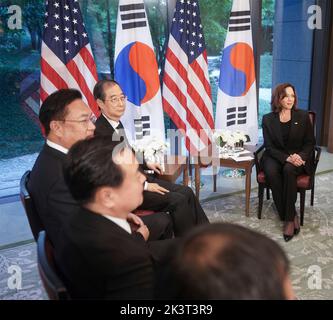 Tokyo, Japan. 27th Sep, 2022. U.S Vice President Kamala Harris, right, during a face-to-face bilateral meeting with South Korean Prime Minister Han Duck-soo, center, at the Okura Tokyo hotel, September 27, 2022 in Tokyo, Japan. Credit: Lawrence Jackson/White House Photo/Alamy Live News Stock Photo