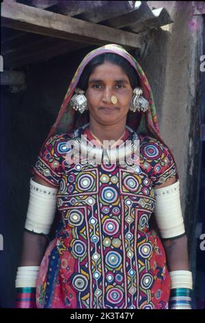 women from kutch with embroidered mirrored colourful dress gujrat india 2k3t47y