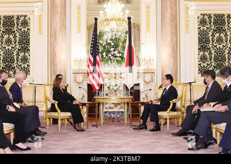 Tokyo, Japan. 26 September, 2022. U.S President Vice President Kamala Harris, left, during a bilateral face-to-face meeting with Japanese Prime Minister Kishida Fumio at the Akasaka Palace, September 26, 2022 in Tokyo, Japan. Harris is in Tokyo for the state funeral for former Prime Minister Shinzo Abe.  Credit: Prime Minister Japan/Japanese Prime Minister Office/Alamy Live News Stock Photo