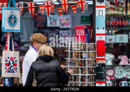 London, UK. 28 September 2022. Tourists at a souvenir shop in Oxford Street.  Kwasi Kwarteng, Chancellor of the Exchequer, is under pressure from the International Monetary Fund (IMF), as well as the wider financial community, to ‘re-evaluate’ tax cuts made in his recent mini budget.  The value of the Pound Sterling has fallen to a record low of $1.03 against the dollar and the Bank of England may increase the base rate again as the cost of living crisis continues.  Credit: Stephen Chung / Alamy Live News Stock Photo