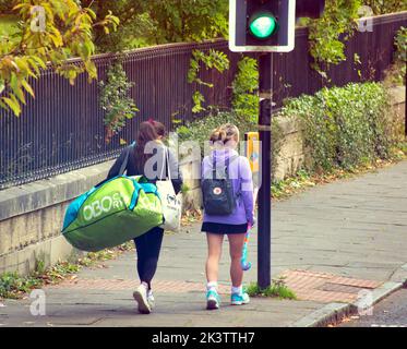 Glasgow, Scotland, UK 28th September,  2022. UK Weather:  Sunny in the city saw locals an tourists take to the streets as the feel good factor encouraged shopping.. Credit Gerard Ferry/Alamy Live News Stock Photo