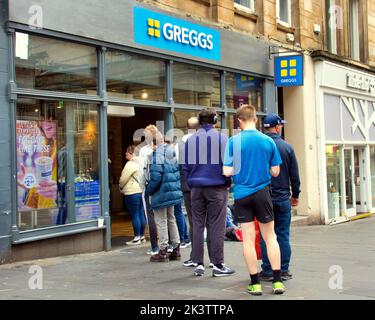 Glasgow, Scotland, UK 28th September,  2022. UK Weather:  Sunny in the city saw locals an tourists take to the streets as the feel good factor encouraged shopping.. Credit Gerard Ferry/Alamy Live News Stock Photo