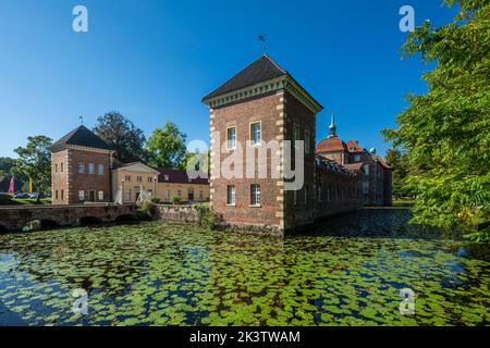 Germany, Velen, Bocholter Aa, Hohe Mark Westmuensterland Nature Park, Muensterland, Westphalia, North Rhine-Westphalia, NRW, Velen Castle, moated castle, outer baily and manor house, corner towers, ditch, nowadays conference and sport hotel Stock Photo