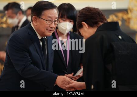 Tokyo, Japan. 27th Sep, 2022. Wan Gang (L), representative of the Chinese government and vice chairman of the National Committee of the Chinese People's Political Consultative Conference, shakes hands with former Japanese Prime Minister Shinzo Abe's wife Akie Abe during the appreciation ceremony hosted by the Japanese government and Abe's family in Tokyo, Japan, Sept. 27, 2022. Credit: Zhang Xiaoyu/Xinhua/Alamy Live News Stock Photo