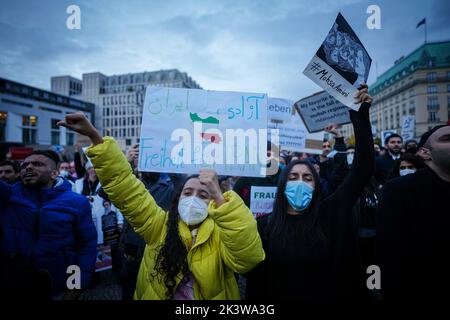 Berlin, Germany. 28th Sep, 2022. Participants demonstrate with placards for democracy and freedom in Iran at the Brandenburg Gate. Credit: Kay Nietfeld/dpa/Alamy Live News Stock Photo