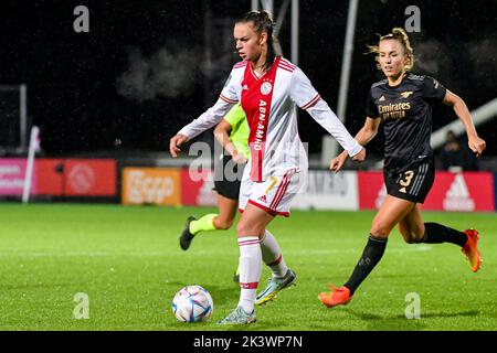 DUIVENDRECHT, NETHERLANDS - SEPTEMBER 28: Romee Leuchter of Ajax during the UEFA Women's Champions League Qualification match between Ajax Amsterdam and FC Arsenal at De Toekomst on September 28, 2022 in Duivendrecht, Netherlands (Photo by Jan Mulder/Orange Pictures) Stock Photo